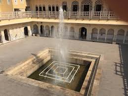 Fountain in the Hawa Mahal courtyard. Source: Internet